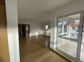 beautiful 3-room apartment with fitted kitchen and balcony